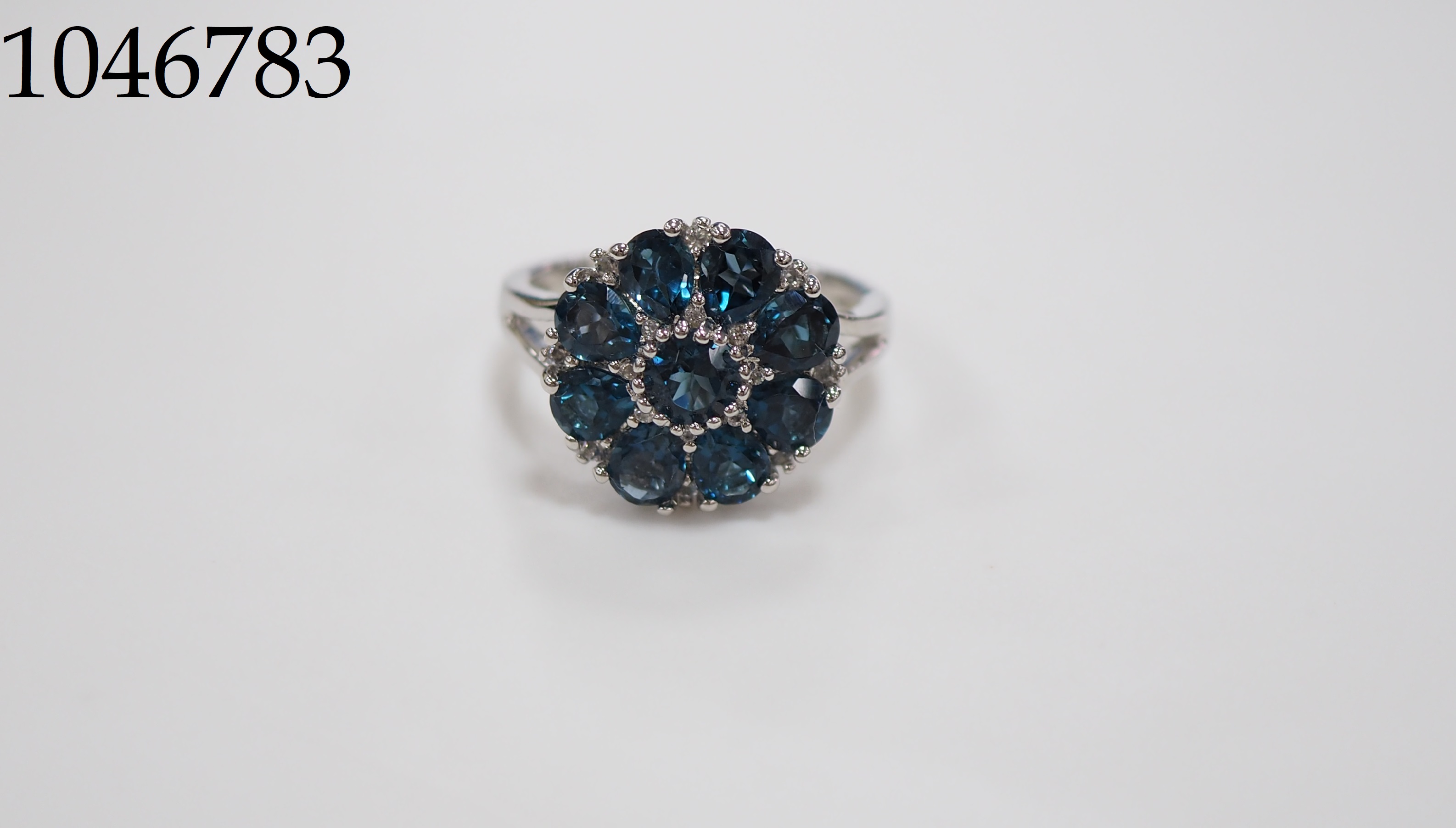 Серебряное кольцо 925 пробы; вставки 9 Топаз лондон 3,64; 16 Топаз белый 0,22;